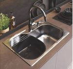 Pileta Accesoria Luxor En ABS Negra APIACLUN Johnson Ambientada.jpg